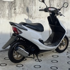 大人気セール‼️本物ZX😎安心のバッテリー新品✨️前後タイヤまだまだ山あり🗻嬉しいドライブベルト新品✨️オイル満タン補充済み🈵オイル交換不要⭕️継ぎ足しだけで🆗2サイクルでパワフルな走り💨スポーツモデルでかっこいい💪AF35 ライブディオZX 中期✴の画像