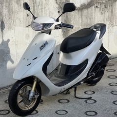 大人気セール‼️本物ZX😎安心のバッテリー新品✨️前後タイヤまだまだ山あり🗻嬉しいドライブベルト新品✨️オイル満タン補充済み🈵オイル交換不要⭕️継ぎ足しだけで🆗2サイクルでパワフルな走り💨スポーツモデルでかっこいい💪AF35 ライブディオZX 中期✴の画像