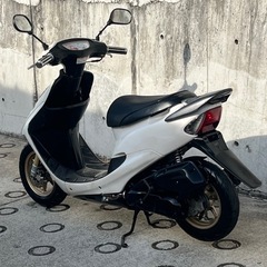 大人気セール‼️本物ZX😎安心のバッテリー新品✨️前後タイヤまだまだ山あり🗻嬉しいドライブベルト新品✨️オイル満タン補充済み🈵オイル交換不要⭕️継ぎ足しだけで🆗2サイクルでパワフルな走り💨スポーツモデルでかっこいい💪AF35 ライブディオZX 中期✴の画像