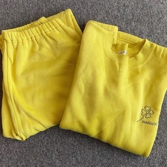 フリース生地３着Mサイズ、黄色パジャマとレギンスズボンＬサイズの画像