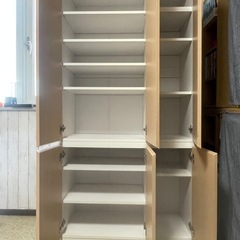 扉付き本棚の画像