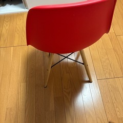 プラスチックのダイニングチェアの画像