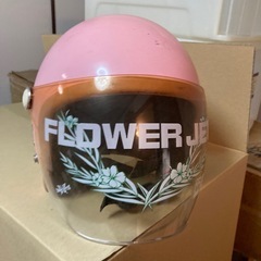 ピンクのヘルメットの画像