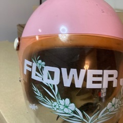 ピンクのヘルメットの画像