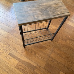 ベッド サイドテーブル  いろんな場所に使えます 綺麗な品物ですの画像