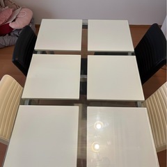 ガラステーブルとモノクロチェアのセットの画像