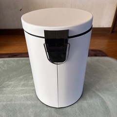 ペダル式ゴミ箱の画像