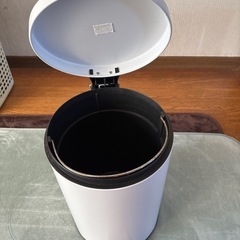 ペダル式ゴミ箱の画像