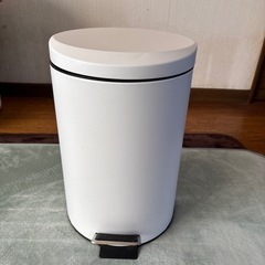 ペダル式ゴミ箱の画像