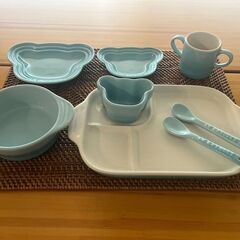 【大倉山４丁目】ル・クルーゼ　ベビー・テーブルウェア・セット コースタルブルー、デューンの2色の画像