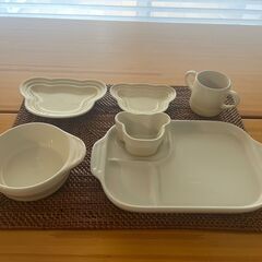 【大倉山４丁目】ル・クルーゼ　ベビー・テーブルウェア・セット コースタルブルー、デューンの2色の画像