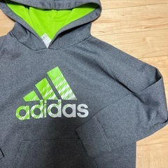 adidas グレー　パーカー130の画像