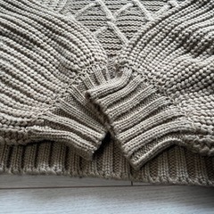 ショート丈ケーブルニット グレイッシュベージュの画像
