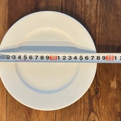 シンプルなお皿の画像