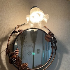 ウォールミラー　丸型　ブロンズ　ライト付き　洋風 　壁掛け鏡　アンティーク調　照明　1灯　金属製　薔薇 　かがみ　ミラー　円形　サークル　インテリア　の画像