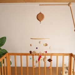 大和屋 そいねーる プラス ロング ベビーベッド＋音の鳴るモビールの画像