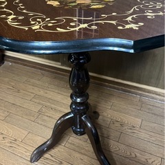 木製　サイドテーブル　アンティーク調　花柄の画像