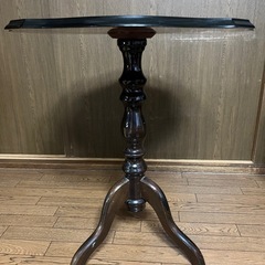 木製　サイドテーブル　アンティーク調　花柄の画像