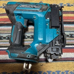 マキタ　充電式タッカ　st421の画像