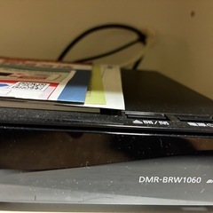 テレビ、テレビ台、ブルーレイディスクの画像