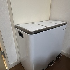 足で開けるタイプのゴミ箱！‼️の画像