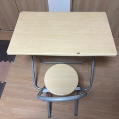 折りたたみ机、椅子のセットの画像