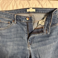 H&M デニムブルーのスキニーフィットジーンズの画像