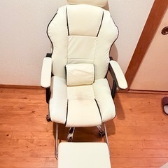 【取引中】ゲーミングチェア  フットレスト付の画像