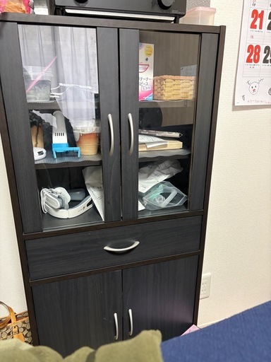 ダークブラウン ガラス扉付き収納キャビネット (ランカー) 茶屋町の