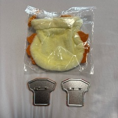 【新品】ちいかわ シーサー おかお巾着、Tシャツ型缶バッジ2つセットの画像