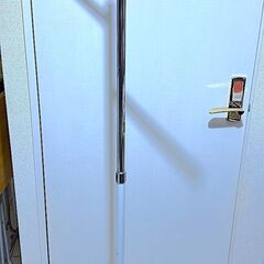 クローム×ホワイト コートスタンド ジャケット掛け 什器 店舗什器 スチール製 ポールスタンド ハンガーラック 衣類掛け 展示用 インテリア モダンの画像