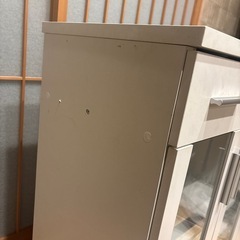 コロコロ付き食器棚の画像