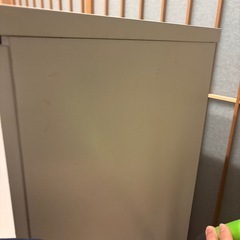 コロコロ付き食器棚の画像