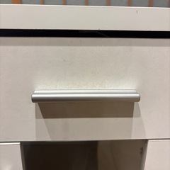 コロコロ付き食器棚の画像