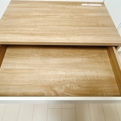 コンセント・引き出し付きデスクの画像