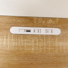 コンセント・引き出し付きデスクの画像
