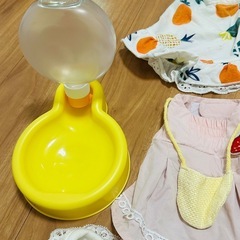 小型犬用お洋服16着（中古）＋お出かけ用水飲み（新品未使用）まとめ売りの画像