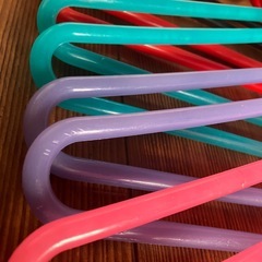 【12本セット】カラフル　プラスチックハンガー幅　約37㎝の画像