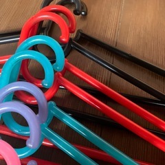 【12本セット】カラフル　プラスチックハンガー幅　約37㎝の画像