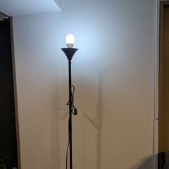 イケアのスタンド照明の画像