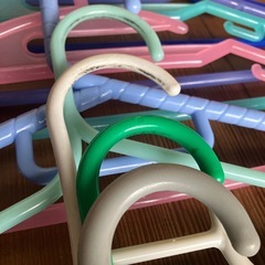 【10本セット】カラフル　プラスチックハンガー幅　約37.5㎝〜40㎝の画像