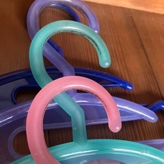 【10本セット】カラフル　プラスチックハンガー幅　約37.5㎝〜40㎝の画像