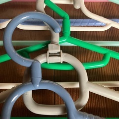 【10本セット】カラフル　プラスチックハンガー幅　約37.5㎝〜40㎝の画像