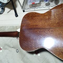 モーリスのアコースティックギターを売ります。引き取り限定でお願いいたします。エレキギターと物々交換も可能です。の画像