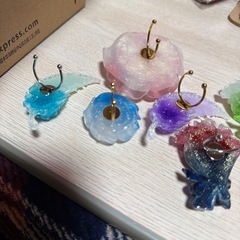 レジンで作製した、フリーリングとピアス(アレルギー対応)が完成しました⭐︎の画像