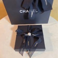 CHANELブティック　2025年限定　ホリデーラッピング　チャーム＆リボン2セット・袋用リボン・ショッパー袋 の画像