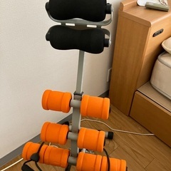 フィットネスバイクと腹筋トレーニング用器具の画像
