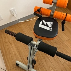 フィットネスバイクと腹筋トレーニング用器具の画像