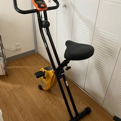 フィットネスバイクと腹筋トレーニング用器具の画像