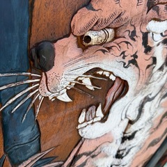 虎と竹が彫刻された木製の一枚板の衝立（ついたて）の画像